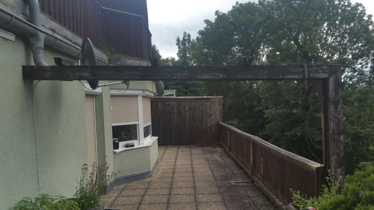 Terrasse mit Pergola – Vorher